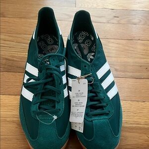 Adidas women’s green and White Sneakers NWT